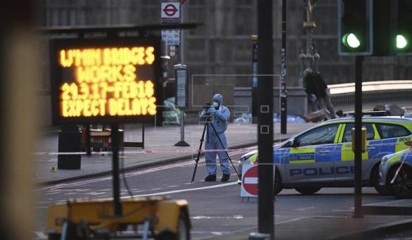 Investigadores tomando pruebas cerca de Westminster